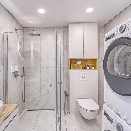 Amazing 2 X Free Parking X 24x7 *