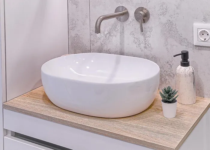 Amazing 2 X Free Parking X 24x7