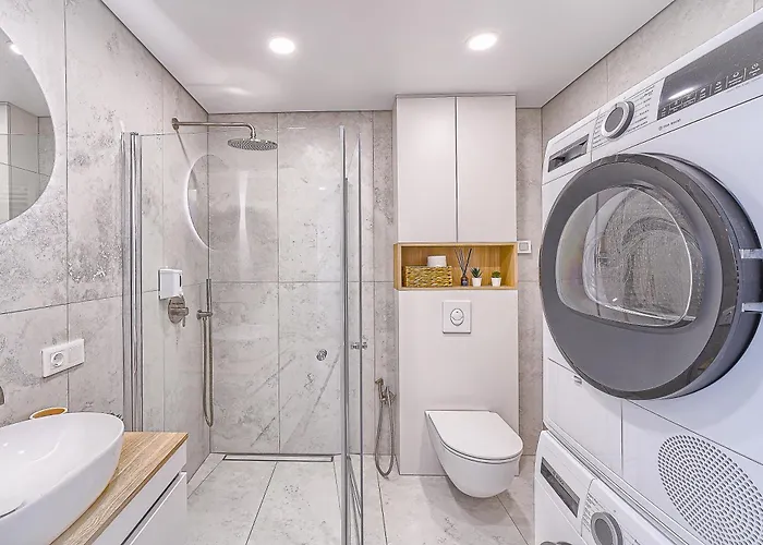 Amazing 2 X Free Parking X 24x7 *